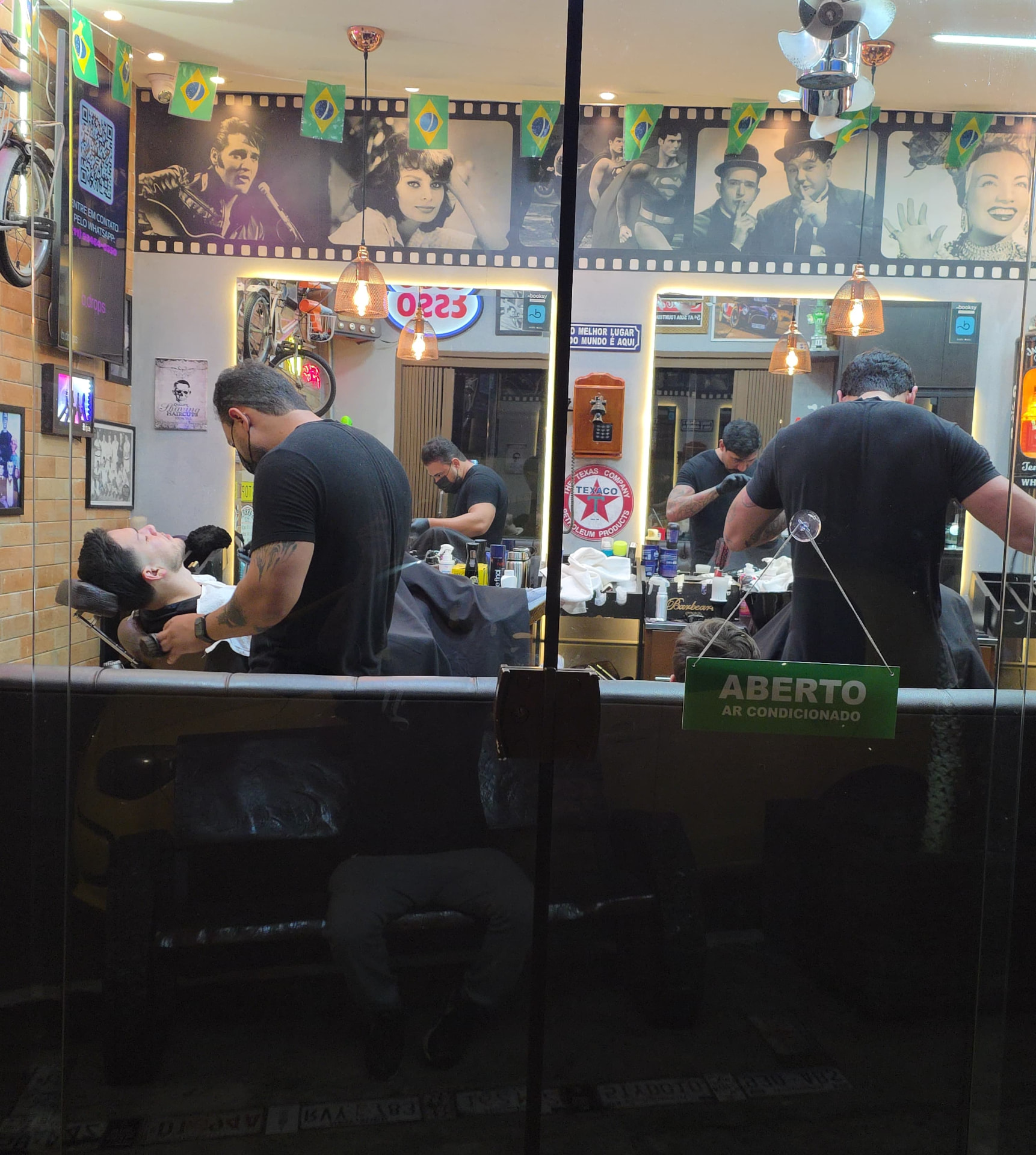 Fachada iluminada da Barbearia Formoso no Tatuapé