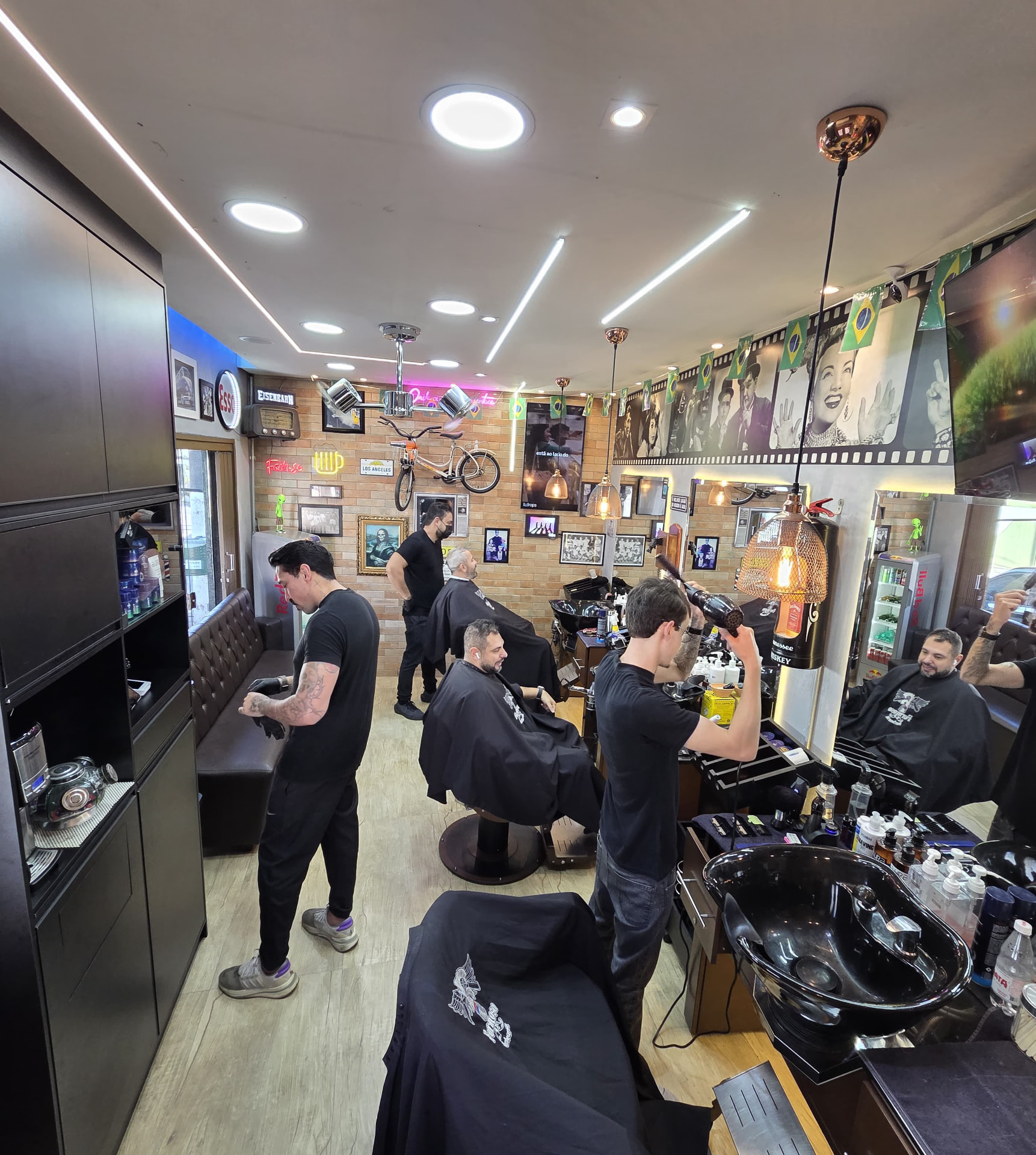 Equipe da Barbearia Formoso atendendo clientes no salão